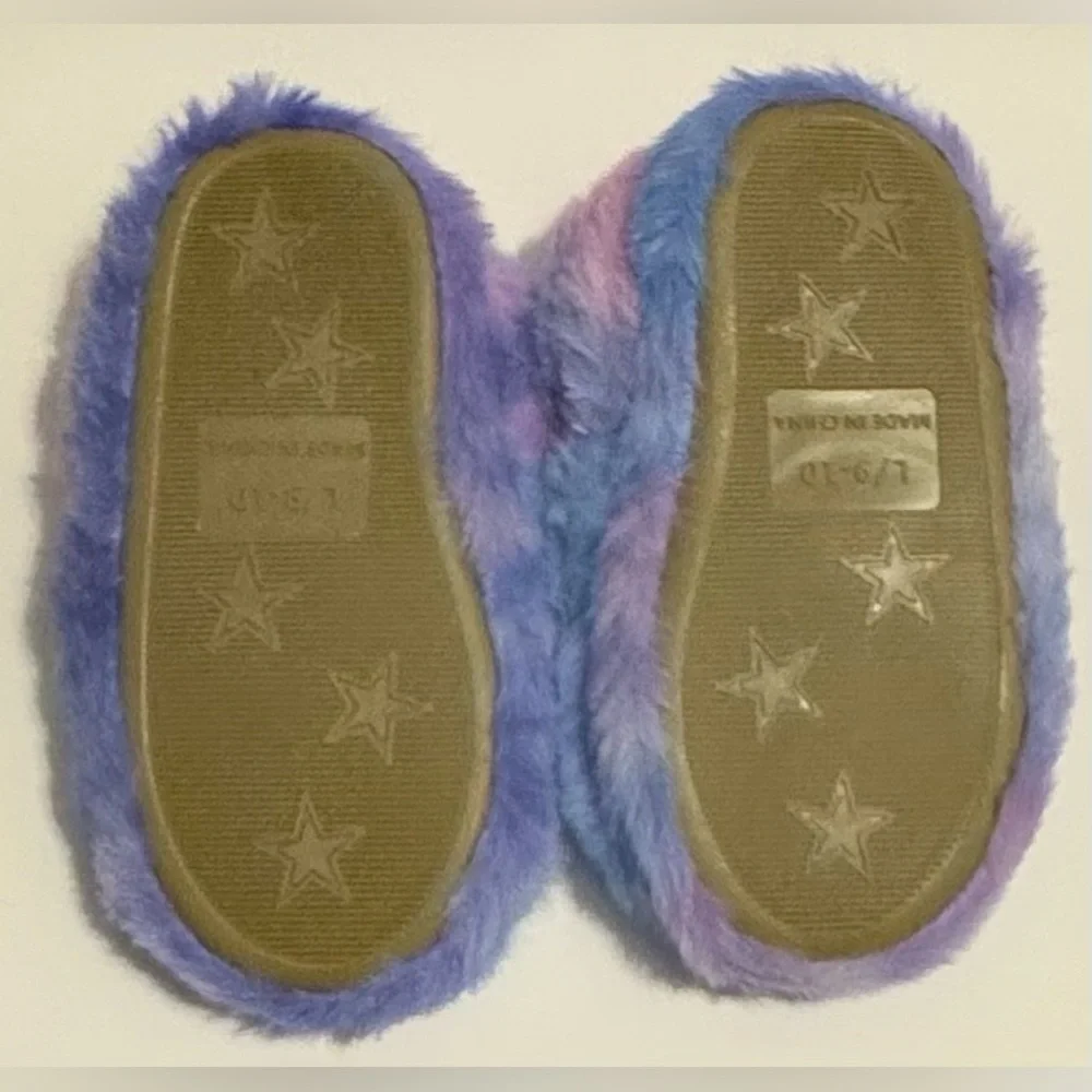 Unicorn kids slippers with rubber soles.